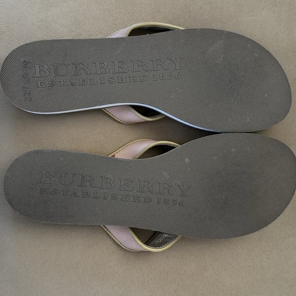 Like new Burberry thong flip flops - Picture 5 of 5